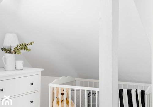Dom w lesie - Mały biały pokój dziecka dla niemowlaka dla chłopca dla dziewczynki, styl skandynawski - zdjęcie od Bogaczewicz Architecture Studio