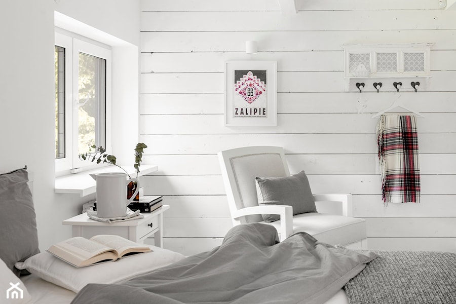 Dom w lesie - Mała biała sypialnia, styl skandynawski - zdjęcie od Bogaczewicz Architecture Studio