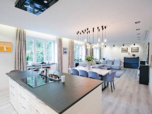 mieszkanie w Śródmieściu Warszawy - Średnia otwarta z salonem z kamiennym blatem biała z zabudowaną lodówką kuchnia dwurzędowa z wyspą lub półwyspem z oknem, styl glamour - zdjęcie od Bogaczewicz Architecture Studio