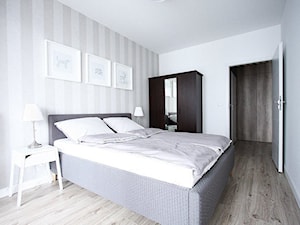 mieszkanie na wynajem - Duża biała szara sypialnia, styl nowoczesny - zdjęcie od Bogaczewicz Architecture Studio