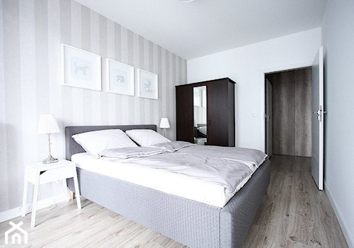 mieszkanie na wynajem - Duża biała szara sypialnia, styl nowoczesny - zdjęcie od Bogaczewicz Architecture Studio