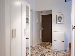 metamorfoza łazienki - Średni biały hol / przedpokój - zdjęcie od Bogaczewicz Architecture Studio