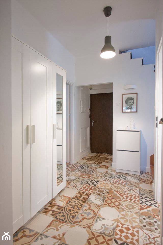 metamorfoza łazienki - Średni biały hol / przedpokój - zdjęcie od Bogaczewicz Architecture Studio - Homebook
