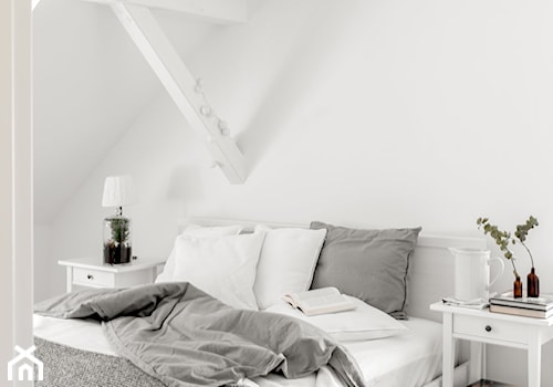 Dom w lesie - Mała biała sypialnia na poddaszu, styl skandynawski - zdjęcie od Bogaczewicz Architecture Studio