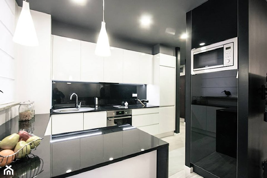 BITWY - Średnia otwarta czarna z zabudowaną lodówką kuchnia w kształcie litery g, styl nowoczesny - zdjęcie od Bogaczewicz Architecture Studio