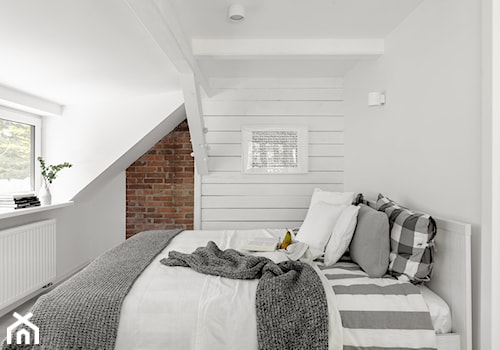 Dom w lesie - Mała biała sypialnia, styl skandynawski - zdjęcie od Bogaczewicz Architecture Studio