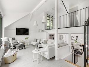 Dom w lesie - Duży biały salon z antresolą, styl skandynawski - zdjęcie od Bogaczewicz Architecture Studio