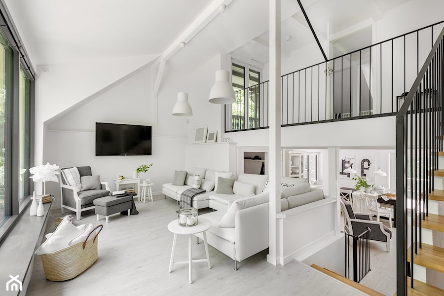 Dom w lesie - Duży biały salon z antresolą, styl skandynawski - zdjęcie od Bogaczewicz Architecture Studio