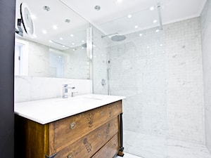 Żoliborz - Mała bez okna z marmurową podłogą z punktowym oświetleniem łazienka, styl nowoczesny - zdjęcie od Bogaczewicz Architecture Studio
