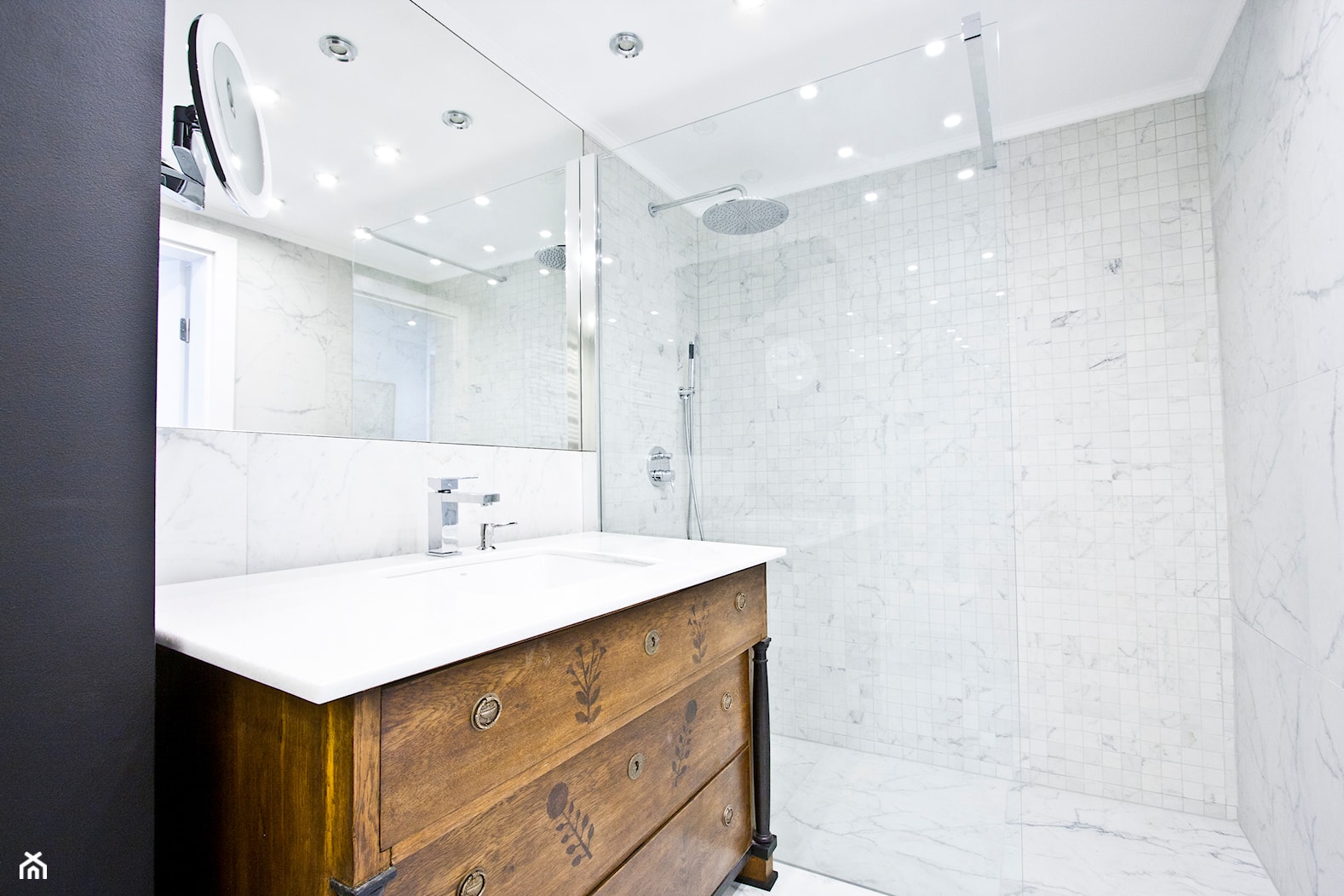 Żoliborz - Mała bez okna z marmurową podłogą z punktowym oświetleniem łazienka, styl nowoczesny - zdjęcie od Bogaczewicz Architecture Studio - Homebook
