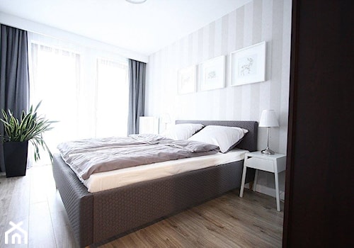 mieszkanie na wynajem - Duża beżowa biała sypialnia, styl nowoczesny - zdjęcie od Bogaczewicz Architecture Studio