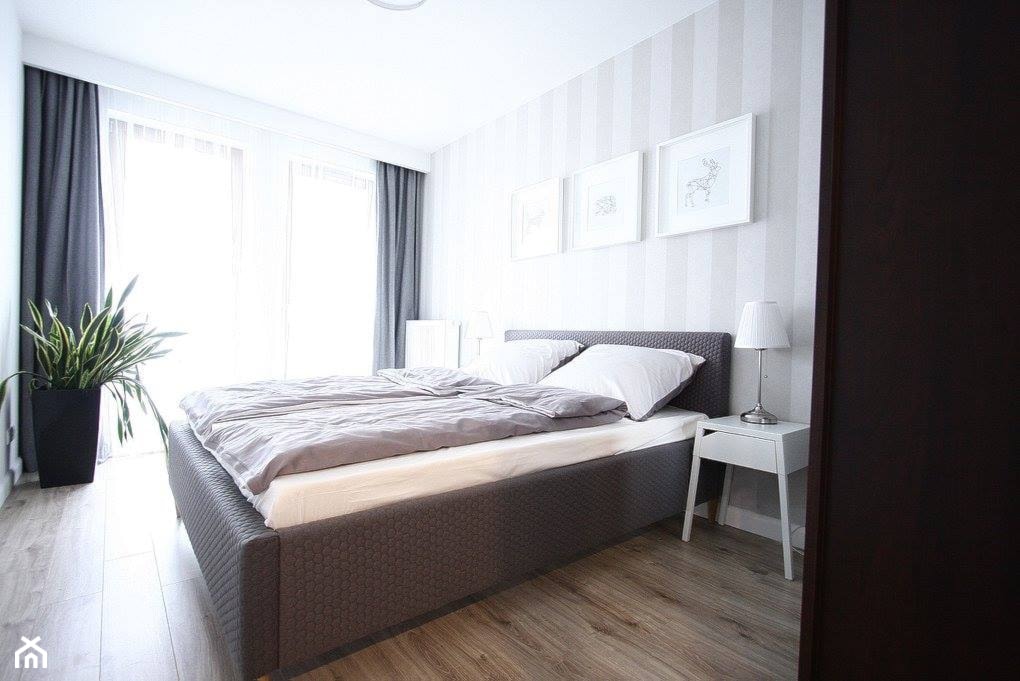 mieszkanie na wynajem - Duża beżowa biała sypialnia, styl nowoczesny - zdjęcie od Bogaczewicz Architecture Studio - Homebook