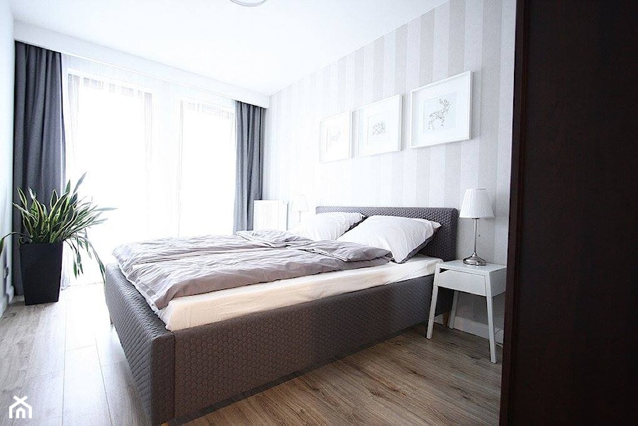 mieszkanie na wynajem - Duża beżowa biała sypialnia, styl nowoczesny - zdjęcie od Bogaczewicz Architecture Studio
