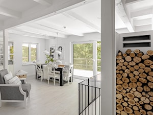 Dom w lesie - Duża biała jadalnia jako osobne pomieszczenie, styl skandynawski - zdjęcie od Bogaczewicz Architecture Studio