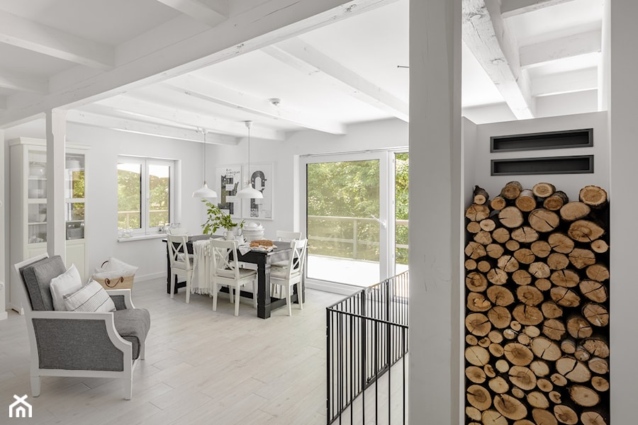 Dom w lesie - Duża biała jadalnia jako osobne pomieszczenie, styl skandynawski - zdjęcie od Bogaczewicz Architecture Studio