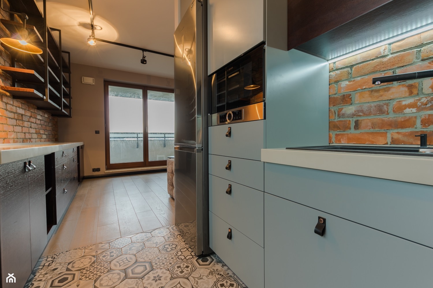 Realizacja mieszkania na Woli - Mała zamknięta z salonem z zabudowaną lodówką z nablatowym zlewozmywakiem kuchnia dwurzędowa, styl industrialny - zdjęcie od Robe Concept - Homebook