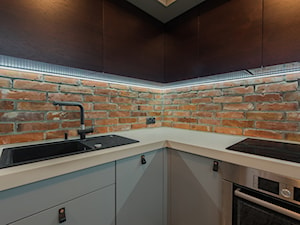 Realizacja mieszkania na Woli - Mała zamknięta z zabudowaną lodówką z nablatowym zlewozmywakiem kuchnia w kształcie litery l, styl industrialny - zdjęcie od Robe Concept