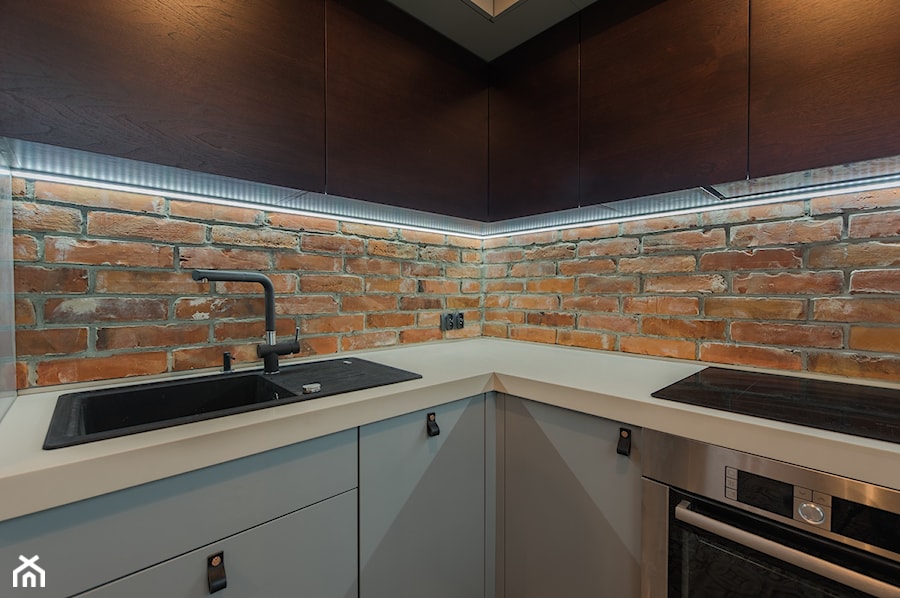 Realizacja mieszkania na Woli - Mała zamknięta z zabudowaną lodówką z nablatowym zlewozmywakiem kuchnia w kształcie litery l, styl industrialny - zdjęcie od Robe Concept