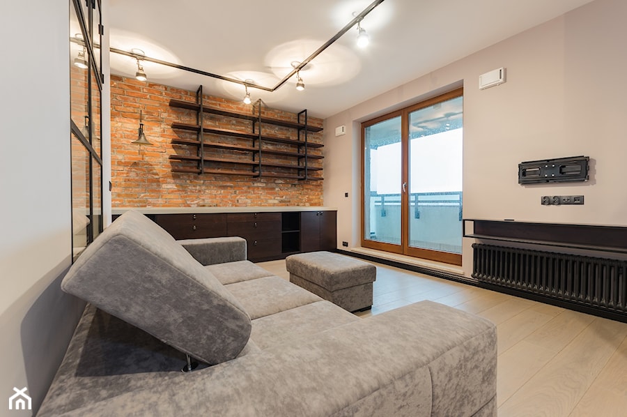 Realizacja mieszkania na Woli - Mały biały salon, styl industrialny - zdjęcie od Robe Concept