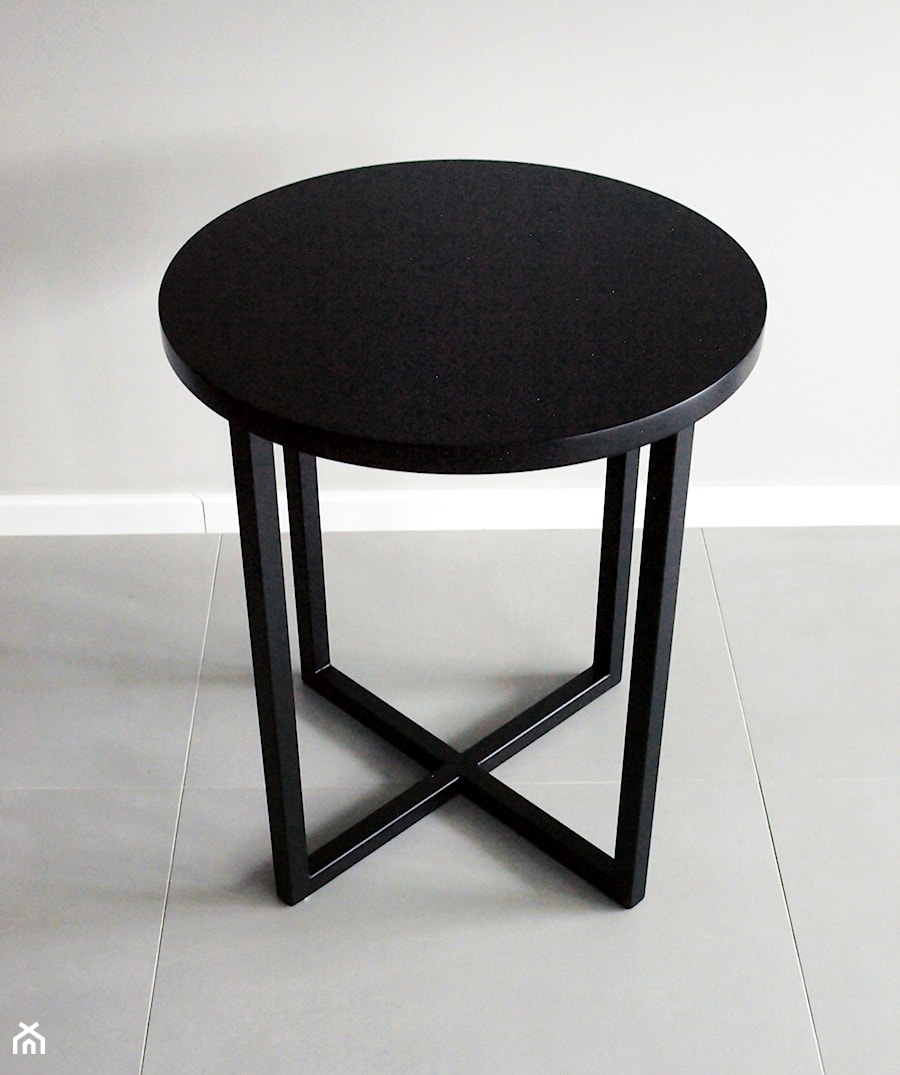 Czarny stolik w macie, nogi stal lakierowana - zdjęcie od Robe Concept