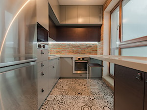 Realizacja mieszkania na Woli - Średnia zamknięta z zabudowaną lodówką kuchnia w kształcie litery u z oknem - zdjęcie od Robe Concept