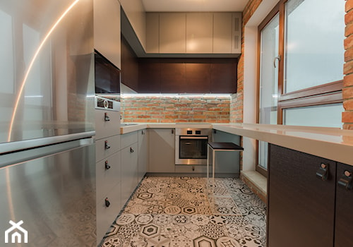 Realizacja mieszkania na Woli - Średnia zamknięta z zabudowaną lodówką kuchnia w kształcie litery u z oknem - zdjęcie od Robe Concept