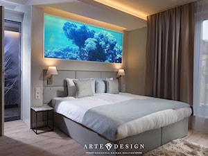 Sopocki pensjonat - Średnia beżowa sypialnia z balkonem / tarasem - zdjęcie od Arte Dizain