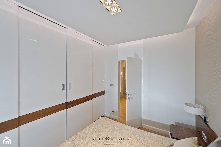 Piętro domu jednorodzinnego - Mała beżowa biała sypialnia, styl nowoczesny - zdjęcie od Arte Dizain