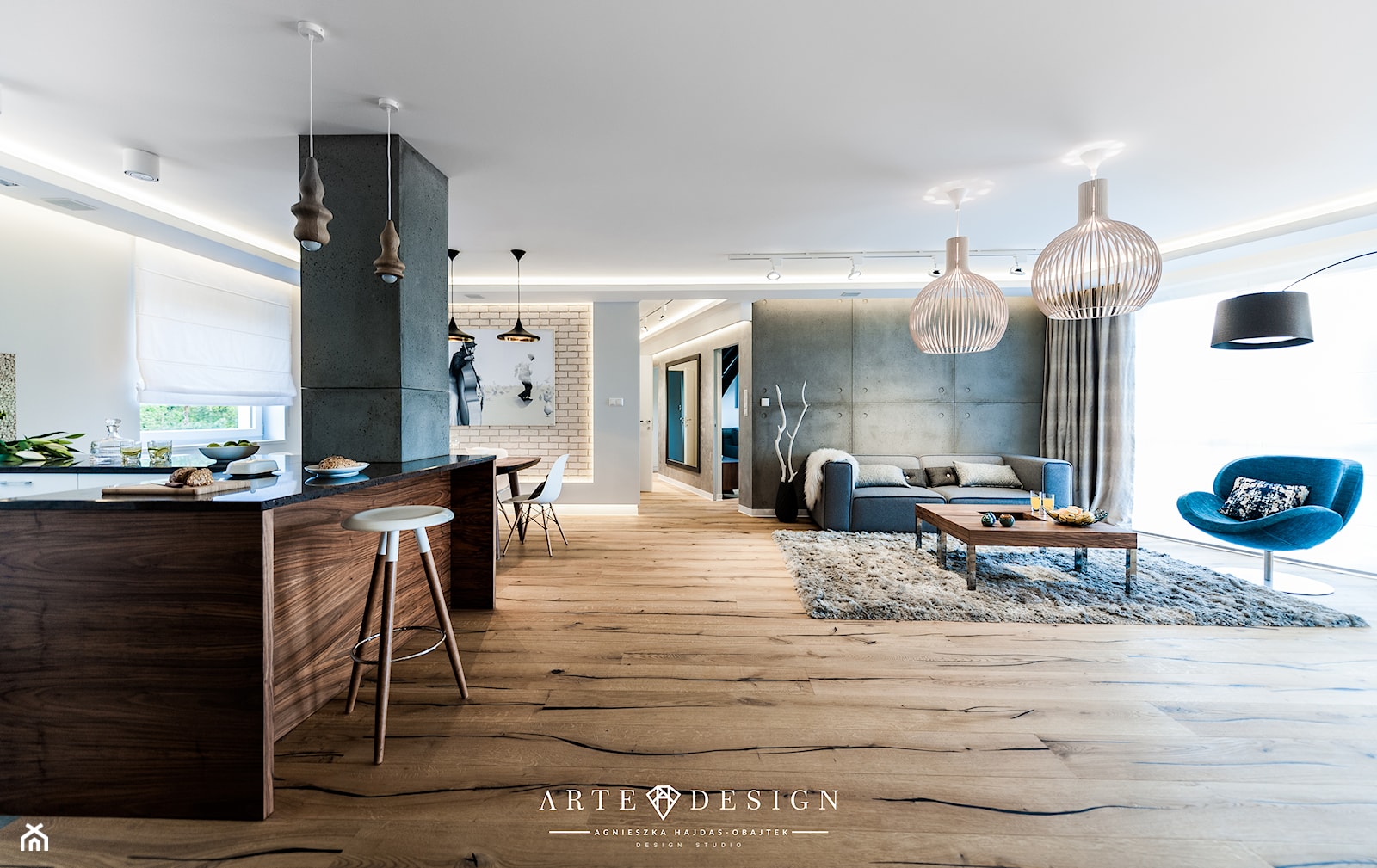 Mieszkanie w Gdańsku - Duży biały szary salon z kuchnią z jadalnią z barkiem, styl nowoczesny - zdjęcie od Arte Dizain - Homebook
