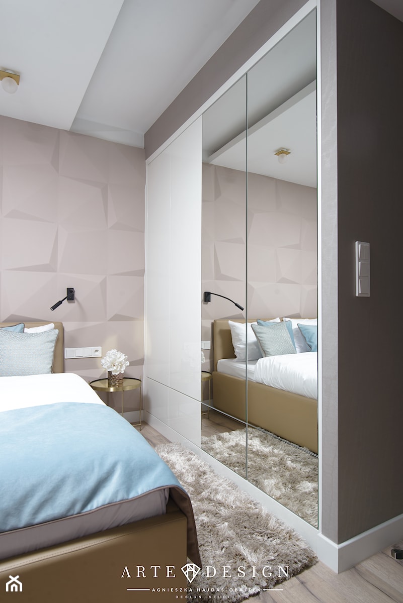Sopocki pensjonat - Mała czarna szara sypialnia - zdjęcie od Arte Dizain
