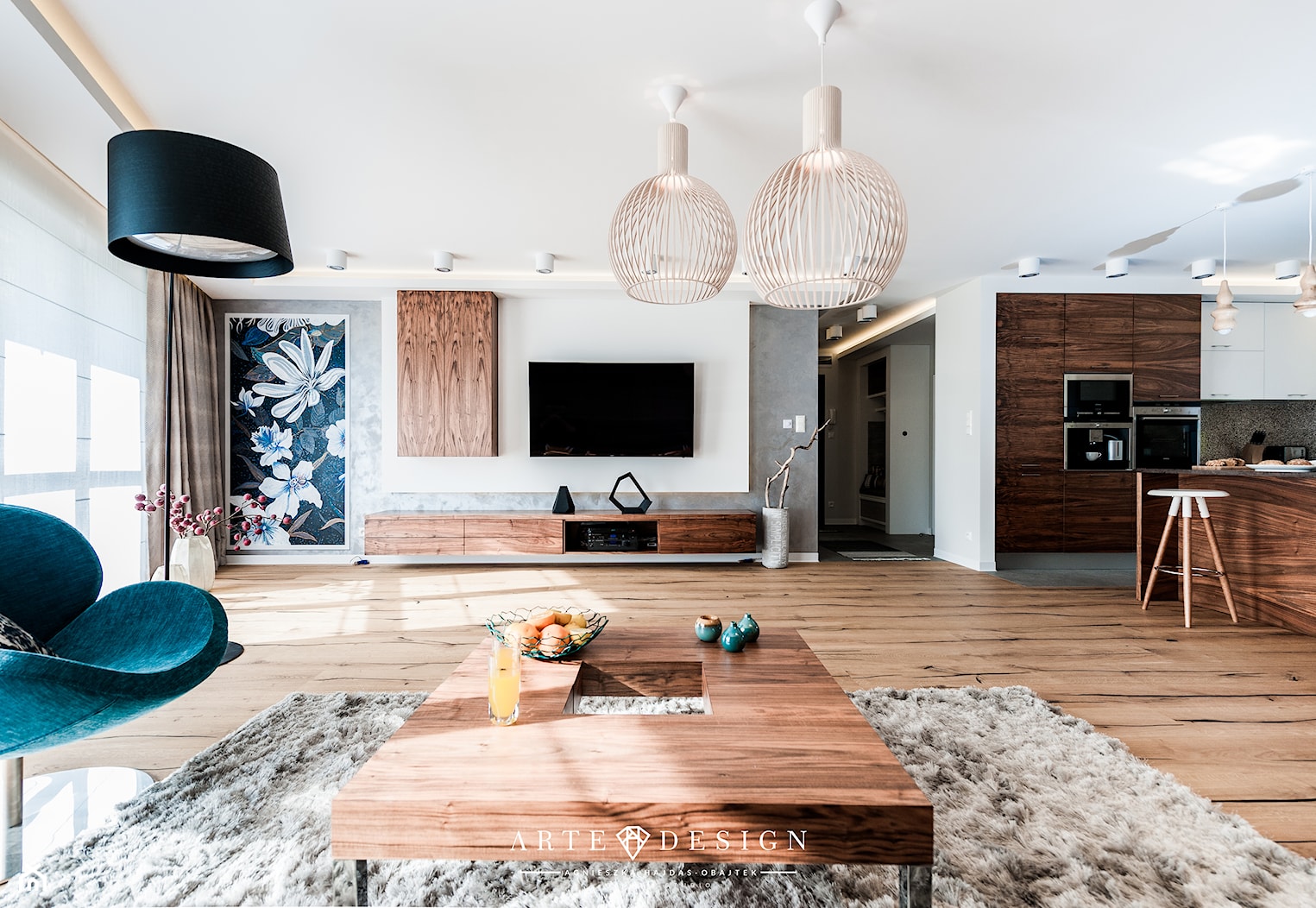 Mieszkanie w Gdańsku - Duży biały szary salon z kuchnią z barkiem, styl nowoczesny - zdjęcie od Arte Dizain - Homebook