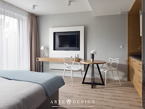 Sopocki pensjonat - Średnia szara sypialnia z balkonem / tarasem - zdjęcie od Arte Dizain