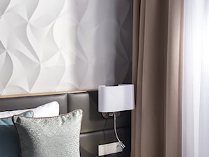 Sopocki pensjonat - Biała z panelami tapicerowanymi sypialnia - zdjęcie od Arte Dizain