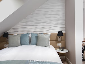 Sopocki pensjonat - Mała biała z panelami tapicerowanymi sypialnia na poddaszu - zdjęcie od Arte Dizain