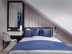 Sopocki pensjonat - Mała biała sypialnia na poddaszu - zdjęcie od Arte Dizain