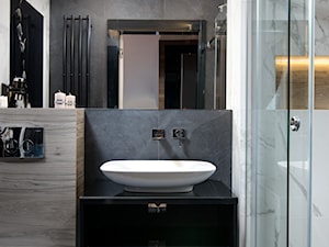 Sopocki pensjonat - Średnia na poddaszu bez okna z punktowym oświetleniem łazienka - zdjęcie od Arte Dizain