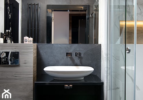 Sopocki pensjonat - Średnia na poddaszu bez okna z punktowym oświetleniem łazienka - zdjęcie od Arte Dizain