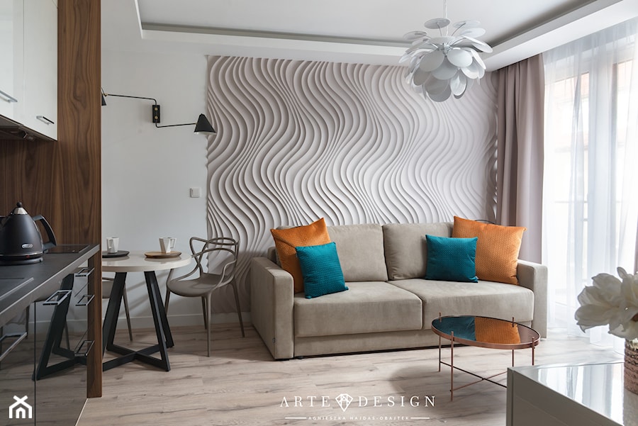 Sopocki pensjonat - Mały biały salon z kuchnią z jadalnią z tarasem / balkonem - zdjęcie od Arte Dizain
