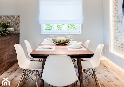 Mieszkanie w Gdańsku - Duża biała jadalnia w salonie, styl nowoczesny - zdjęcie od Arte Dizain