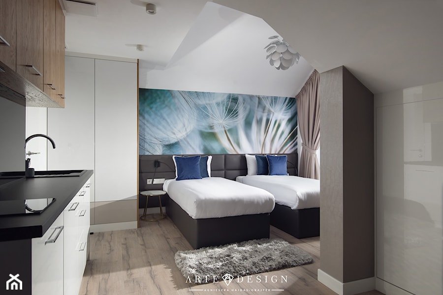 Sopocki pensjonat - Średnia biała szara sypialnia na poddaszu - zdjęcie od Arte Dizain