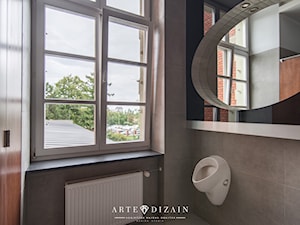 Regionalna Dyrekcja Lasów Państwowych w Gdańsku - Mała na poddaszu łazienka z oknem, styl tradycyjny - zdjęcie od Arte Dizain