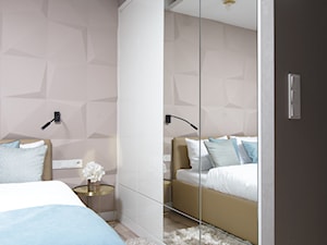 Sopocki pensjonat - Średnia beżowa szara z panelami tapicerowanymi sypialnia - zdjęcie od Arte Dizain