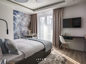Sopocki pensjonat - Średnia biała z biurkiem sypialnia z balkonem / tarasem - zdjęcie od Arte Dizain
