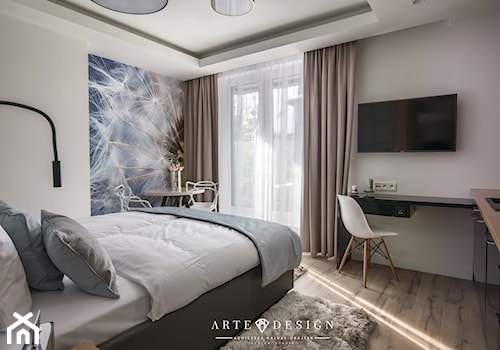 Sopocki pensjonat - Średnia biała z biurkiem sypialnia z balkonem / tarasem - zdjęcie od Arte Dizain