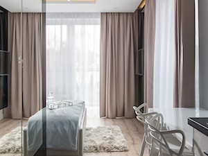 Sopocki pensjonat - Mała biała z biurkiem sypialnia z balkonem / tarasem - zdjęcie od Arte Dizain