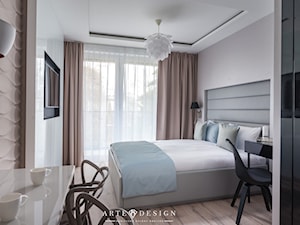 Sopocki pensjonat - Średnia beżowa biała z biurkiem z panelami tapicerowanymi sypialnia z balkonem / tarasem - zdjęcie od Arte Dizain