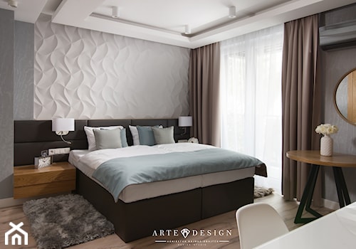 Sopocki pensjonat - Średnia szara z panelami tapicerowanymi sypialnia z balkonem / tarasem - zdjęcie od Arte Dizain