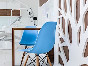 Gabinet dentystyczny w Gdyni - Średnie z zabudowanym biurkiem białe biuro, styl nowoczesny - zdjęcie od Arte Dizain