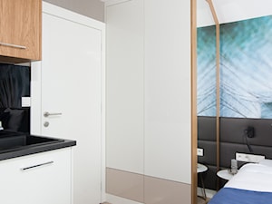 Sopocki pensjonat - Mała beżowa biała sypialnia - zdjęcie od Arte Dizain