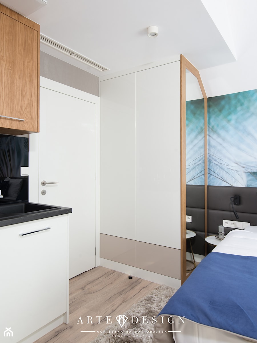Sopocki pensjonat - Mała beżowa biała sypialnia - zdjęcie od Arte Dizain